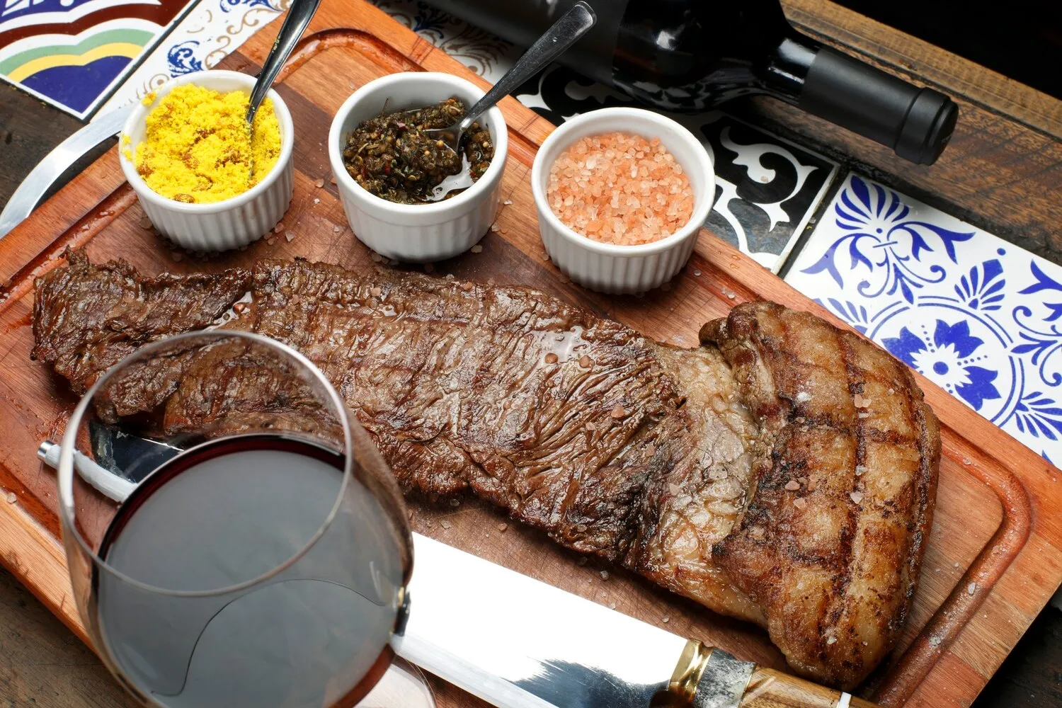 Asado Argentino https://4kym48m6w0dj35od.public.blob.vercel-storage.com/dishes/internal/asado-argentino-1759360810007.webp