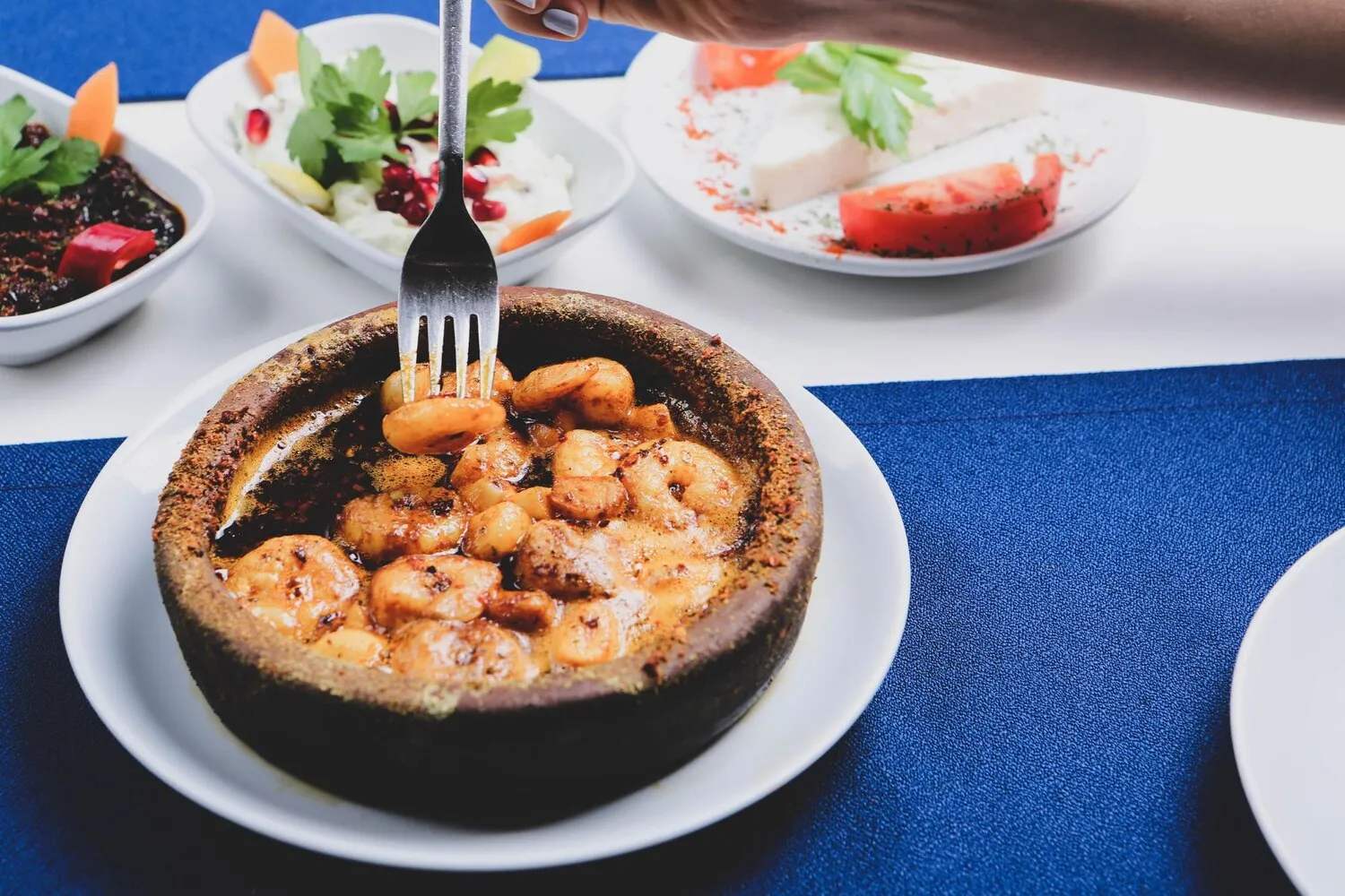 Camarões à Grega Camarões à Grega https://4kym48m6w0dj35od.public.blob.vercel-storage.com/dishes/internal/camar-es-grega-1759360729704.webp