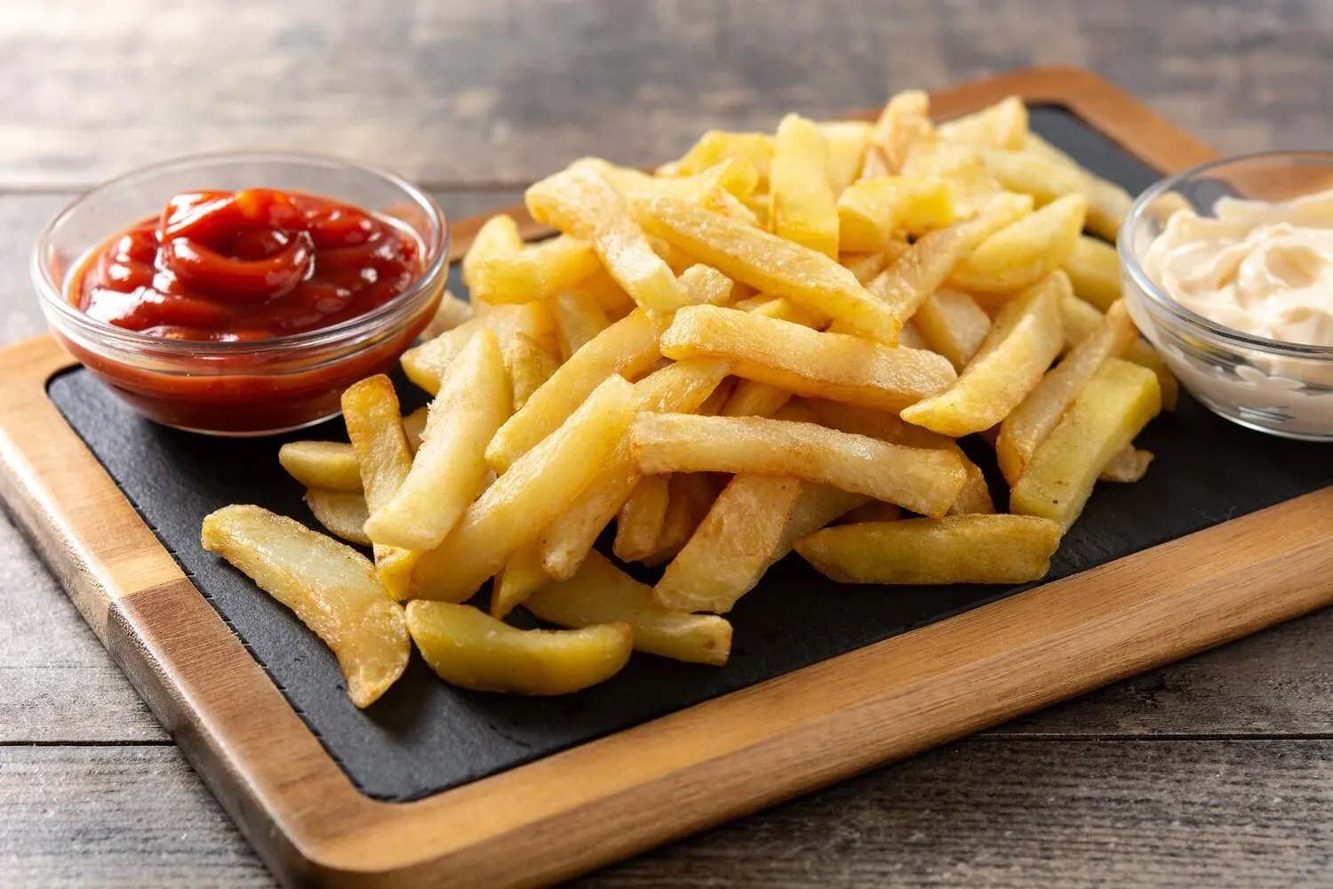 Fries Fries https://4kym48m6w0dj35od.public.blob.vercel-storage.com/dishes/internal/fries-1760128557371.webp