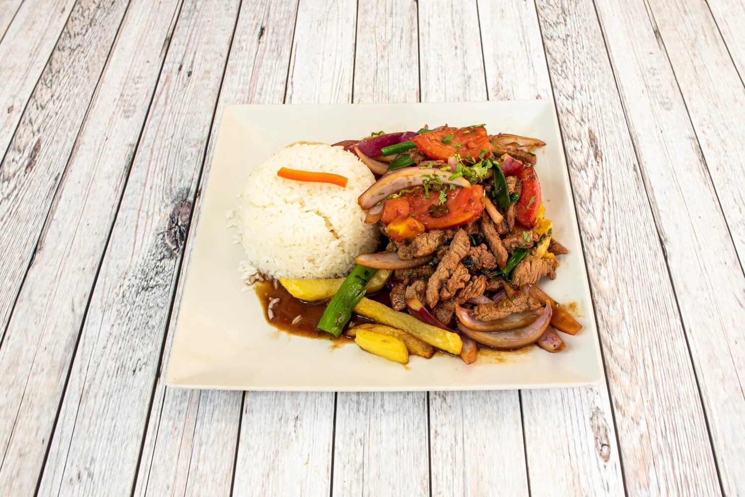 Lomo Saltado https://4kym48m6w0dj35od.public.blob.vercel-storage.com/dishes/internal/lomo-saltado-1759360916089.webp
