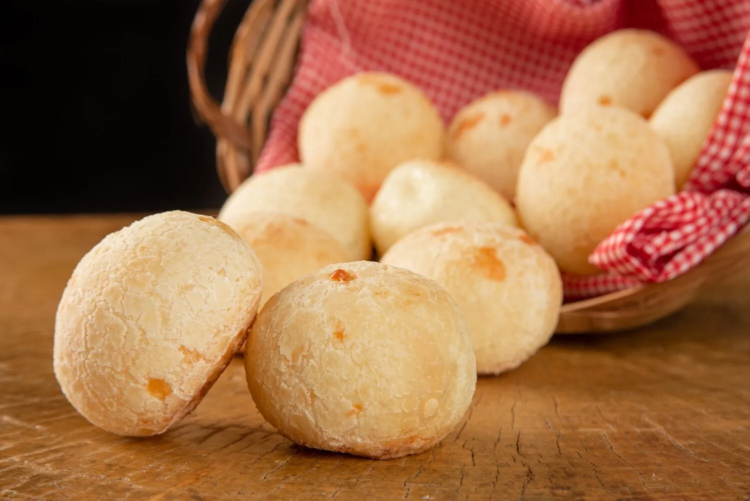Pão de Queijo https://4kym48m6w0dj35od.public.blob.vercel-storage.com/dishes/internal/p-o-de-queijo-1760128112841.webp