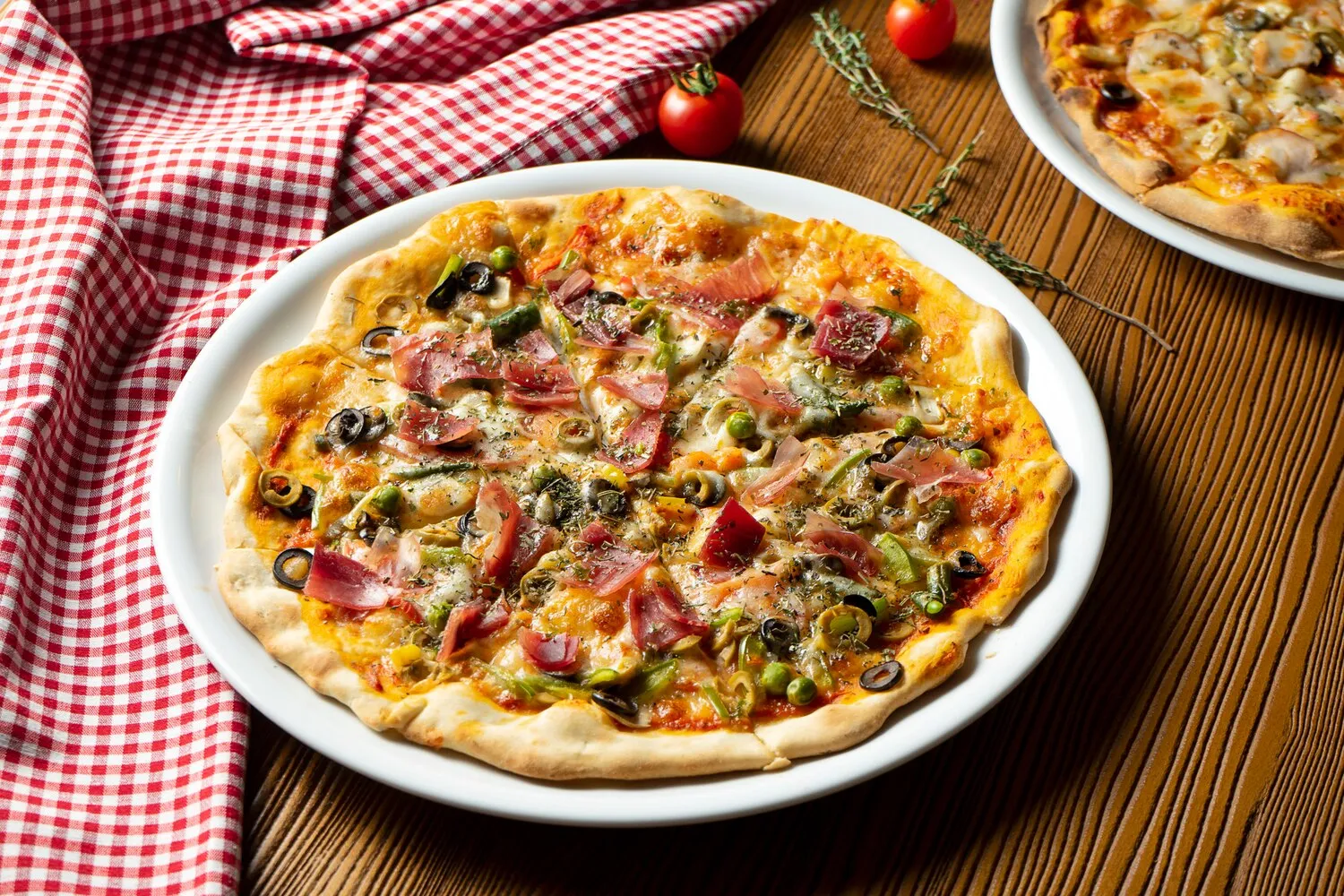 Pizza Portuguesa Pizza Portuguesa https://4kym48m6w0dj35od.public.blob.vercel-storage.com/dishes/internal/pizza-portuguesa-1762883546141.webp