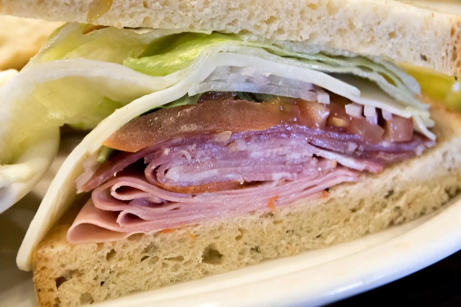 Sandwich Pastrami Sandwich Pastrami https://4kym48m6w0dj35od.public.blob.vercel-storage.com/dishes/internal/sandwich-pastrami-1759360602085.webp